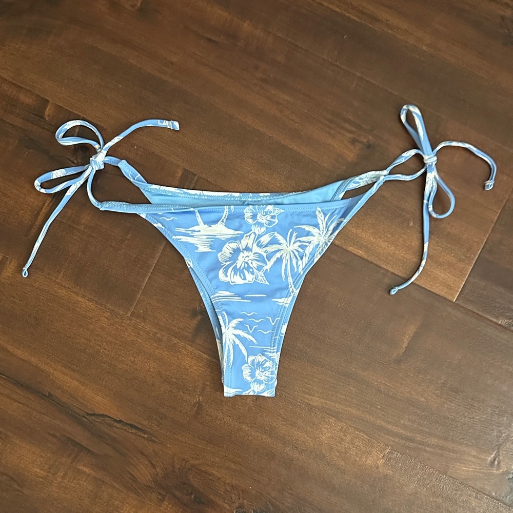 NWOT - Roxy Light Blue Floral Bikini Bottoms with Tie Sides, size Small!
